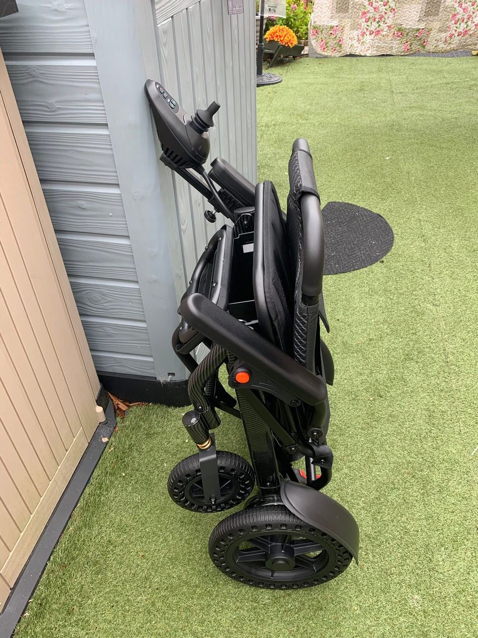 Foldable electric wheelchair